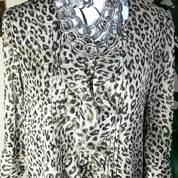 Chaus, 0141, vintage button down Animal Print blouse, elegant,  sz 6 - Picture 4 of 10